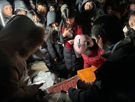 争议不断清北学子追捧的网红摊主造假后卖惨博同情