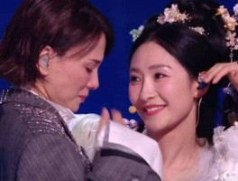 50岁李小冉彩排跑调被群嘲！三四线妈妈刷屏：真实比完美更戳心